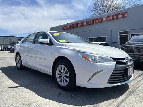 Used 2016 Toyota Camry LE image 3