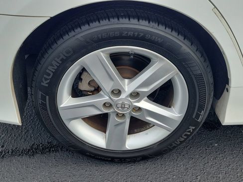 Used 2014 Toyota Camry SE w/ Moonroof Package FWD image 5