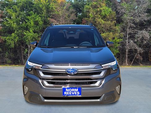 Used 2025 Subaru Forester Premium image 2