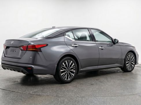 Used 2025 Nissan Altima 2.5 SV FWD image 9