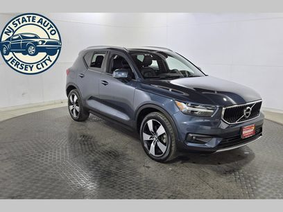 Used 2022 Volvo XC40 T5 Momentum w/ Premium Package