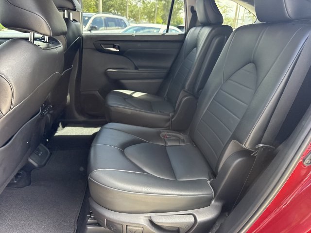Used 2022 Toyota Highlander XLE FWD image 23