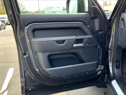 Used 2025 Land Rover Defender 110 X-Dynamic SE image 11