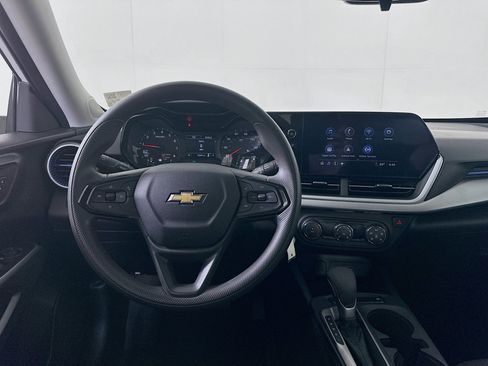 Used 2025 Chevrolet Trax LS FWD image 17
