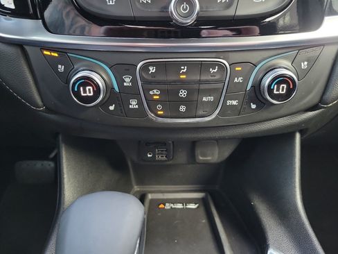Used 2023 Chevrolet Traverse Premier FWD image 22
