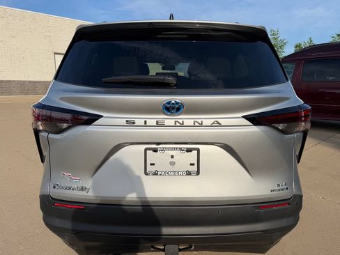 Used 2023 Toyota Sienna XLE w/ XLE Plus Package FWD image 4