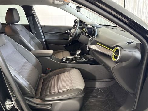 Used 2024 Chevrolet Trax LT w/ Driver Confidence Package image 35