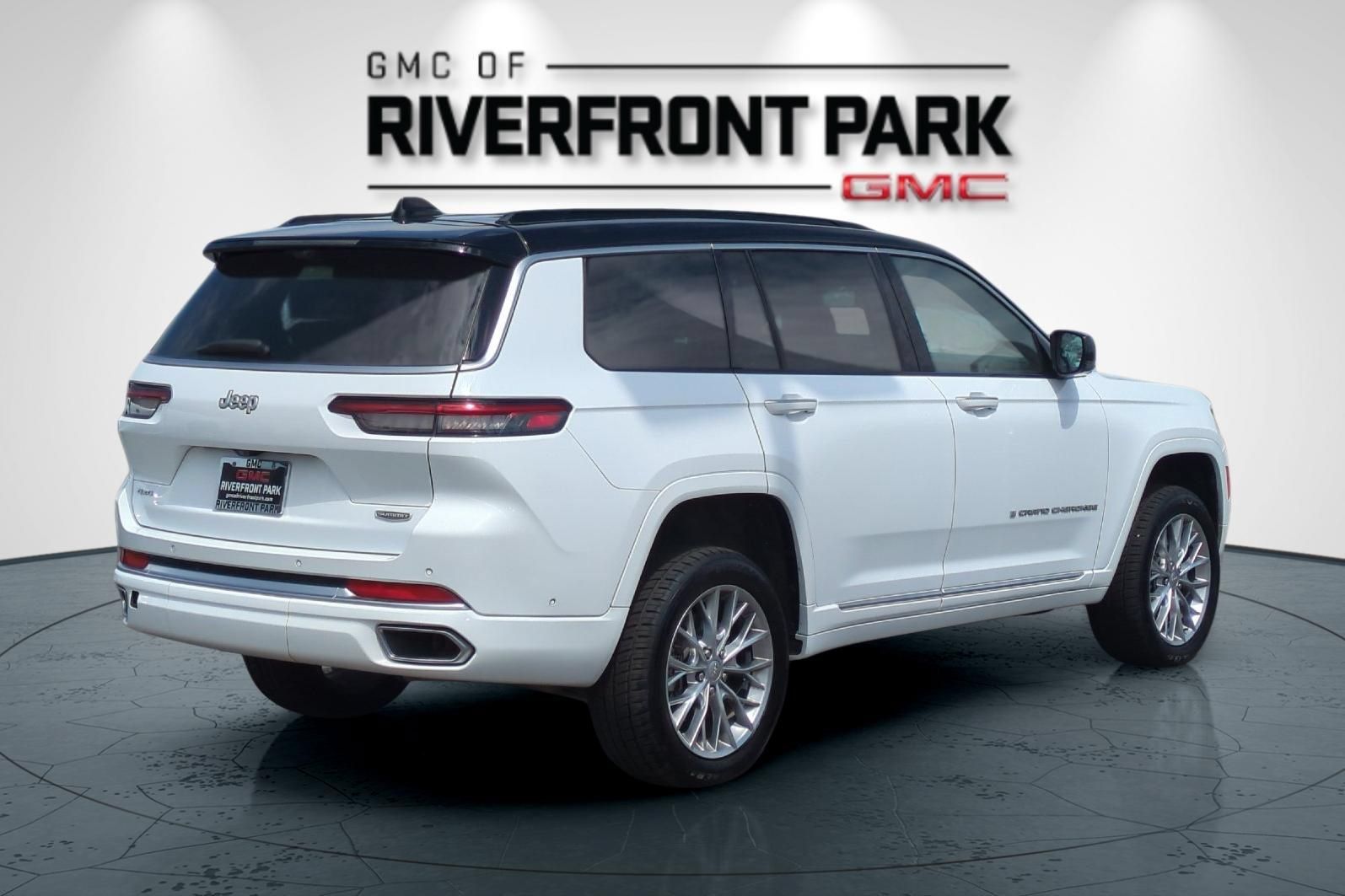 Used 2024 Jeep Grand Cherokee L Summit w/ Advanced Protech Group IV AWD/4WD image 3