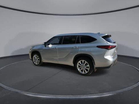 Used 2023 Toyota Highlander Limited FWD image 6