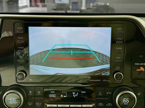 Used 2021 Toyota Highlander XLE image 21