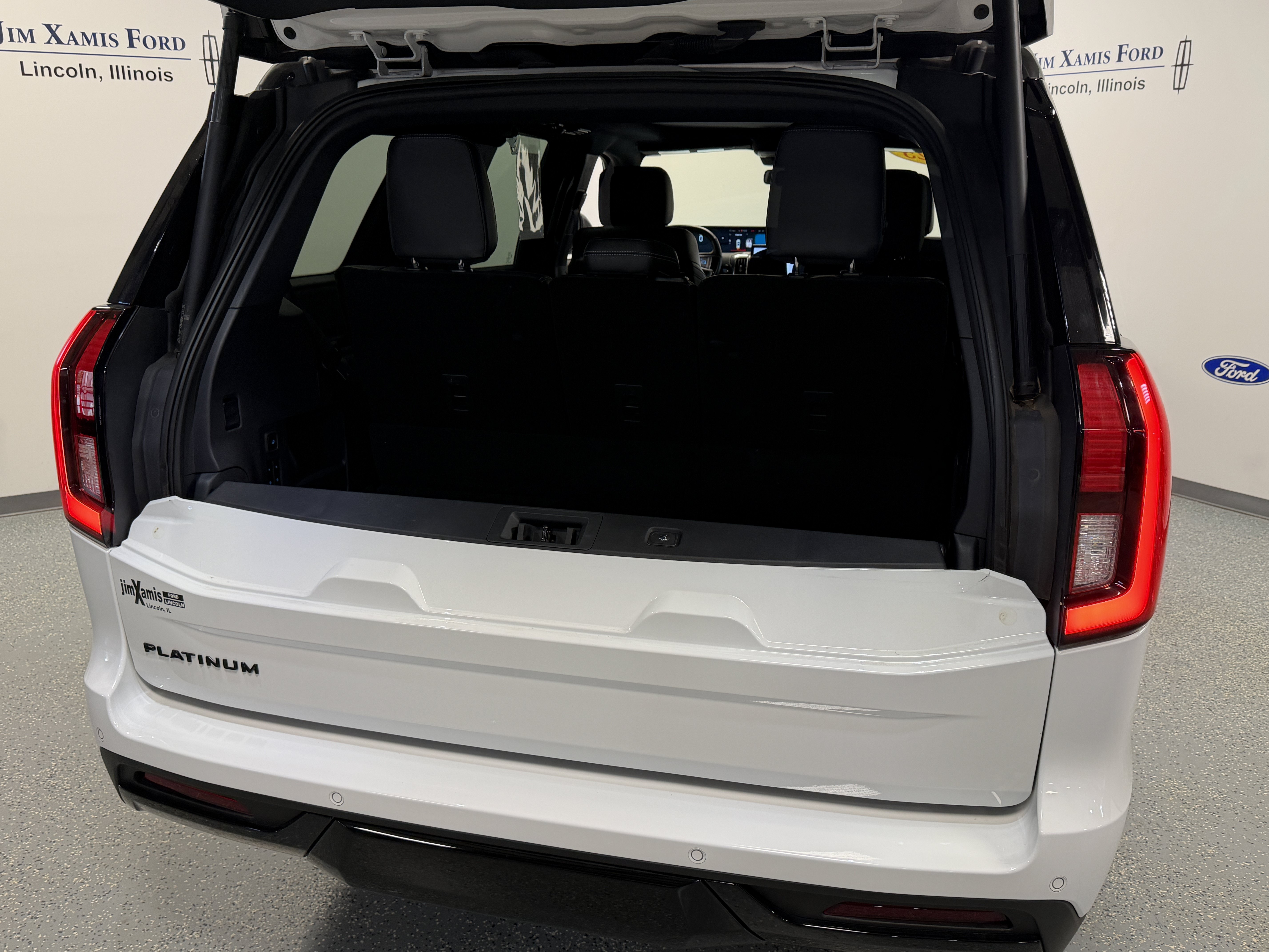 Used 2025 Ford Expedition Platinum w/ Stealth Appearance Package AWD/4WD image 27
