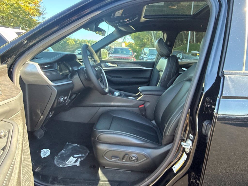 New 2027 Jeep Grand Cherokee Limited AWD/4WD image 17