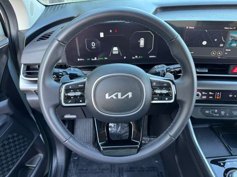 Used 2025 Kia Carnival SX w/ SX Dark Edition Package FWD image 21