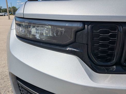 Used 2025 Jeep Grand Cherokee Altitude AWD/4WD image 10