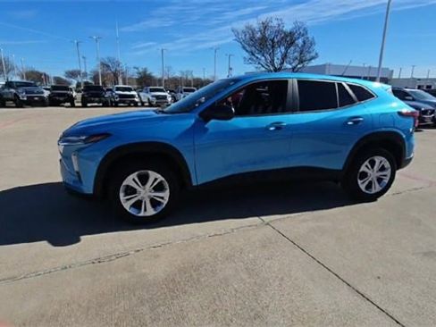 Used 2025 Chevrolet Trax LS w/ Driver Confidence Package image 4