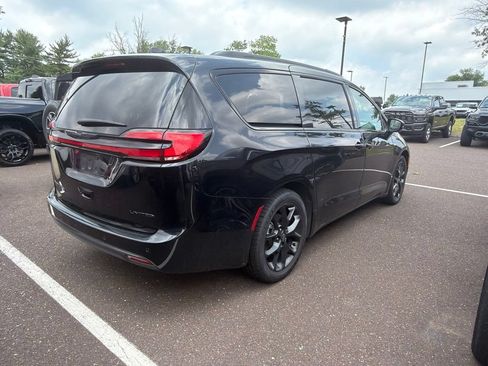 Certified 2025 Chrysler Pacifica Limited FWD image 13