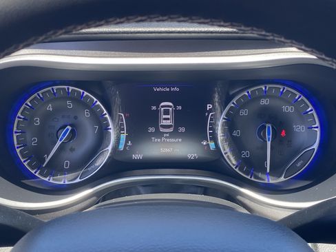 Certified 2024 Chrysler Pacifica Touring-L FWD image 29