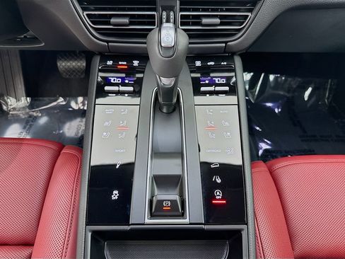Certified 2025 Porsche Macan AWD/4WD image 18