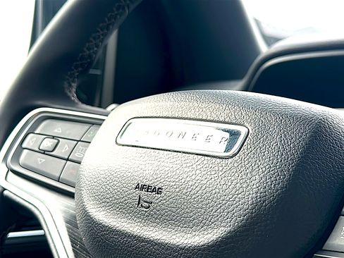 Used 2024 Jeep Wagoneer L Series II image 31