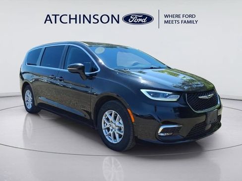 Used 2024 Chrysler Pacifica Touring-L FWD image 3