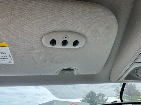 Used 2016 Chrysler Town & Country Touring image 18