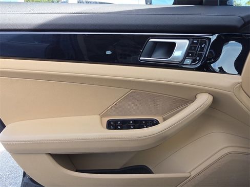 Used 2018 Porsche Panamera 4 image 24