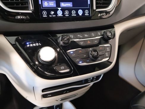 Used 2017 Chrysler Pacifica Touring-L Plus w/ Advanced Safetytec Group FWD image 9