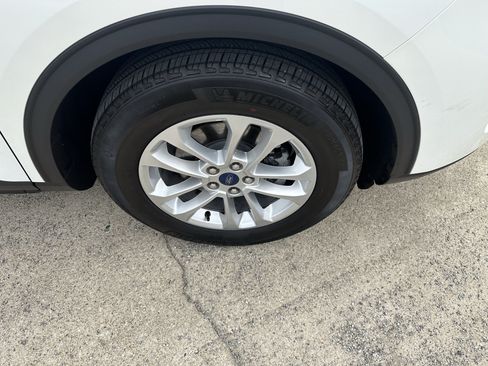 Used 2022 Ford Escape SE FWD image 2
