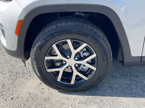 New 2025 Jeep Grand Cherokee Limited w/ Luxury Tech Group II image 9
