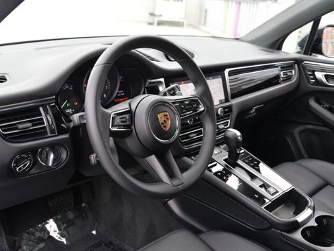 Certified 2025 Porsche Macan image 4