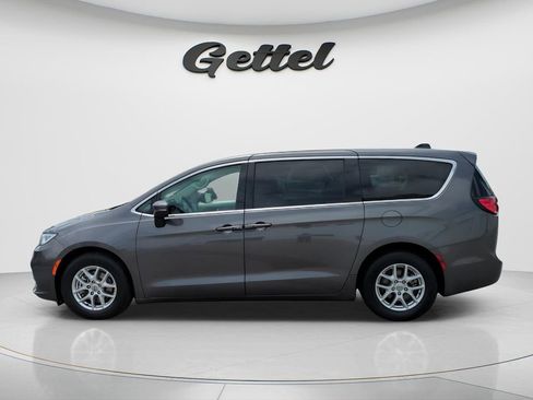 Used 2023 Chrysler Pacifica Touring-L FWD image 8