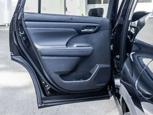Used 2023 Toyota Highlander XLE AWD/4WD image 19