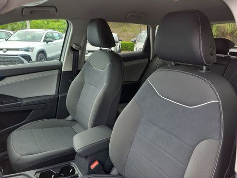 Used 2024 Volkswagen Taos SE image 21