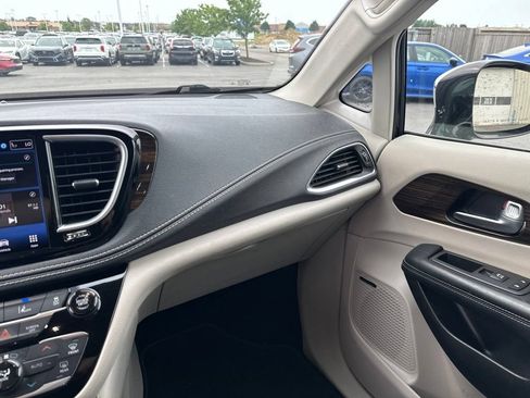 Used 2022 Chrysler Pacifica Limited FWD image 26