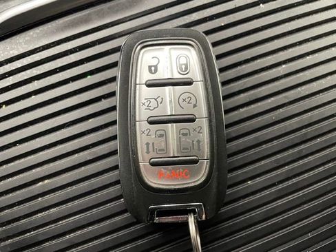 Used 2023 Chrysler Pacifica Limited w/ Uconnect Theater Family Group image 23