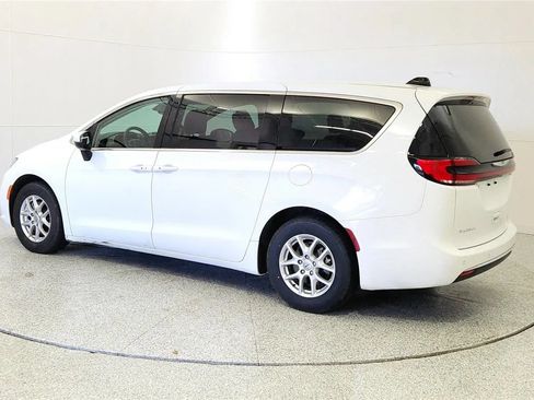 Used 2023 Chrysler Pacifica Touring-L FWD image 5