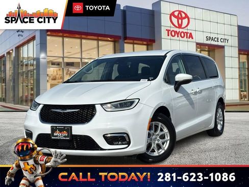 Used 2023 Chrysler Pacifica Touring-L FWD image 1