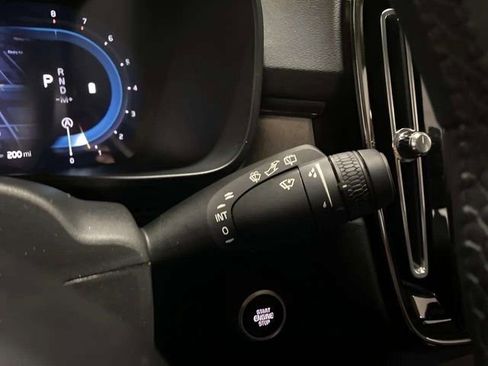 Used 2025 Volvo XC40 B5 Plus image 32