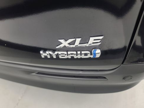 Used 2024 Toyota Sienna XLE image 11