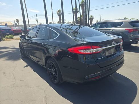 Used 2018 Ford Fusion SE w/ Fusion SE Technology Package FWD image 4