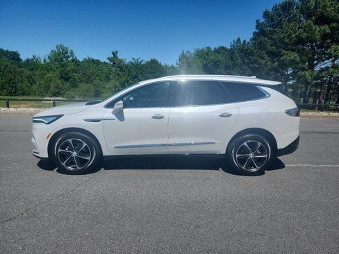 Certified 2022 Buick Enclave Essence w/ Sport Touring Edition FWD image 2