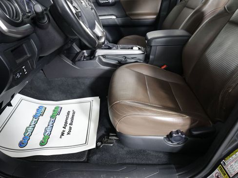 Used 2016 Toyota Tacoma Limited w/ Towing Package image 13