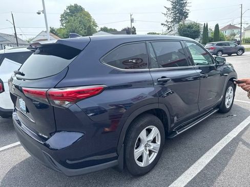 Used 2021 Toyota Highlander LE AWD/4WD image 2