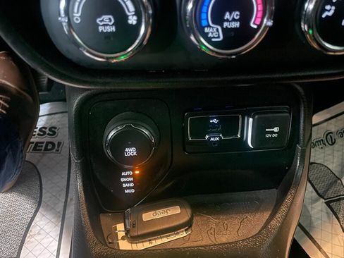 Used 2017 Jeep Renegade Altitude AWD/4WD image 14
