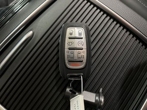 Used 2024 Chrysler Pacifica Limited w/ Trailer Tow Group FWD image 33