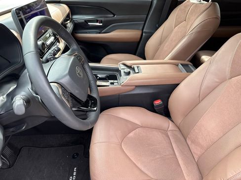 Used 2025 Toyota Grand Highlander AWD Hybrid image 21