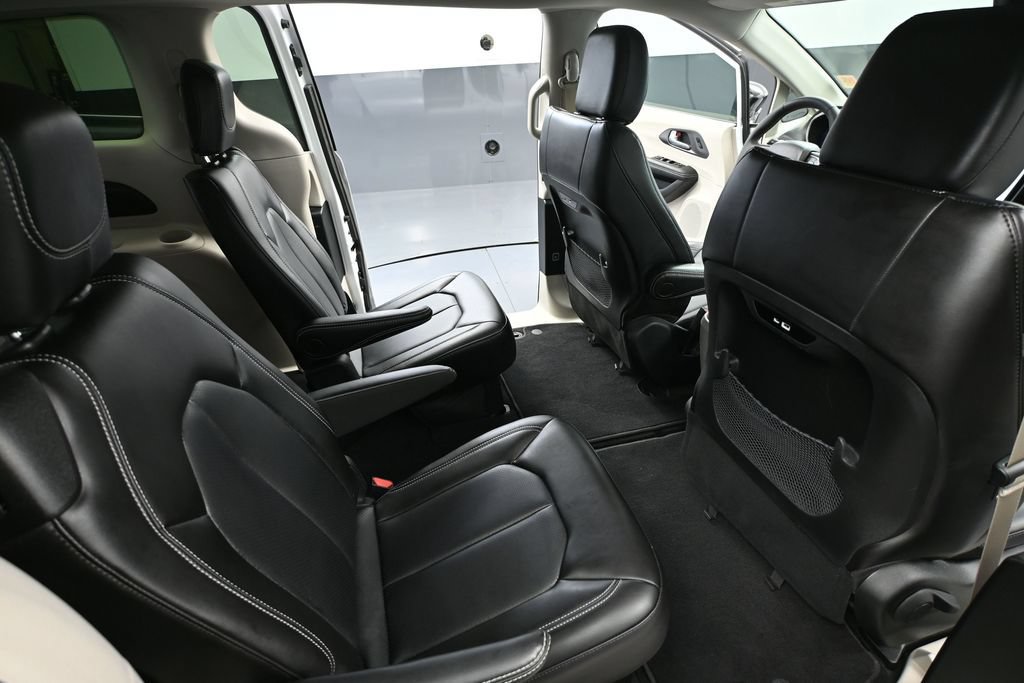 Used 2024 Chrysler Pacifica Touring-L FWD image 35