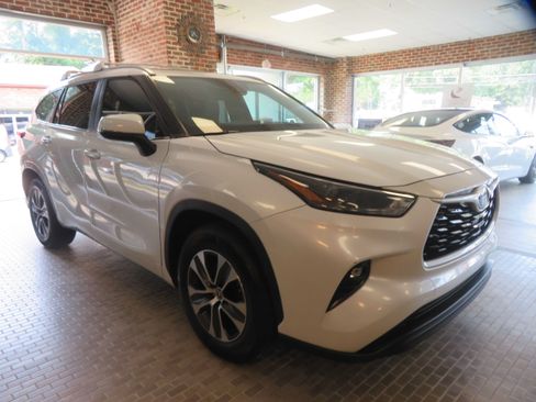 Used 2023 Toyota Highlander XLE FWD image 3