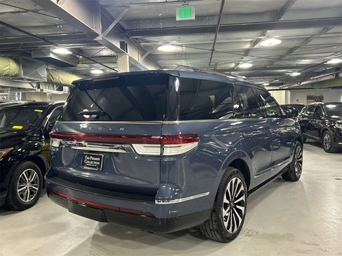 Used 2023 Lincoln Navigator Reserve image 2