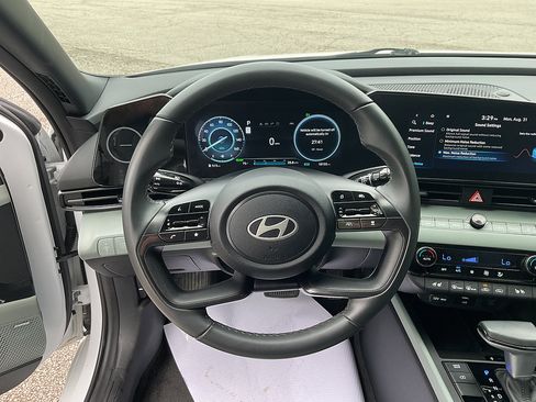 Used 2025 Hyundai Elantra Limited FWD image 10